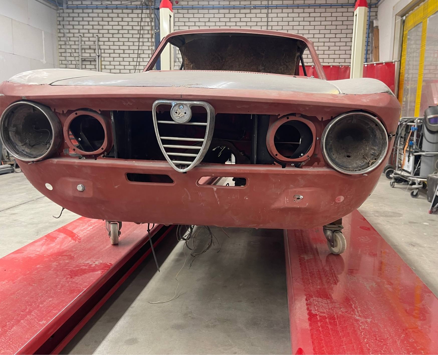 Voorzijde van een Alfa Romeo 1750 Bertone tijdens restauratie bij Vallei Classics