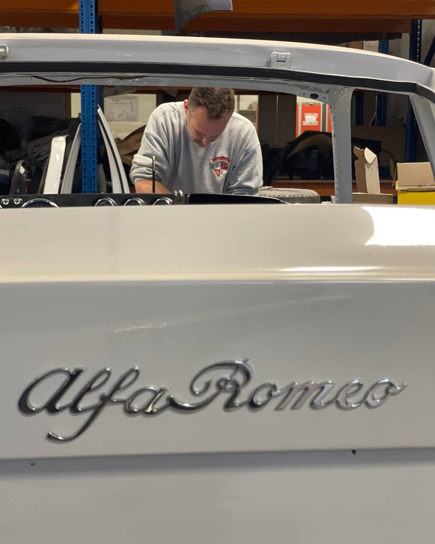 Opbouw en afwerking van een Alfa Romeo 1300 Junior Zagato bij Vallei Classics