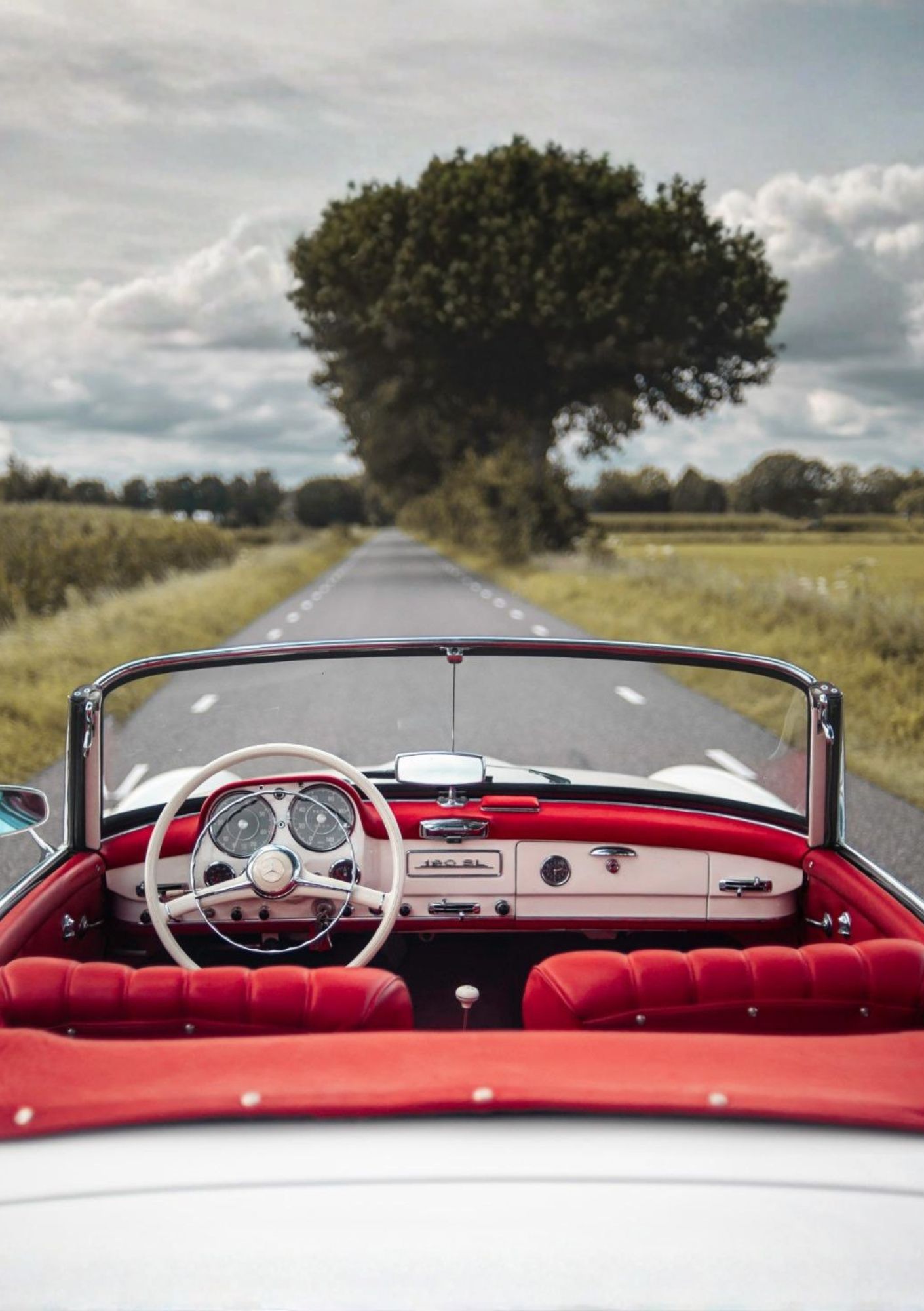 Interieur van Mercedes-Benz 190 SL met rood lederen bekleding