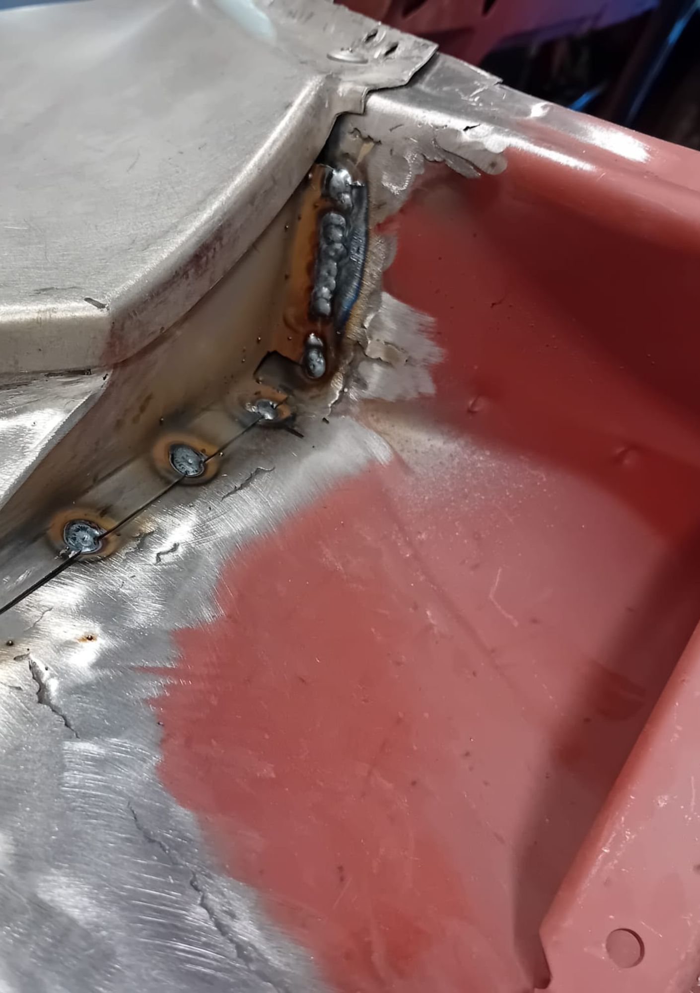Detail van laswerk en plaatwerkherstel aan een Alfa Romeo Bertone bij Vallei Classics