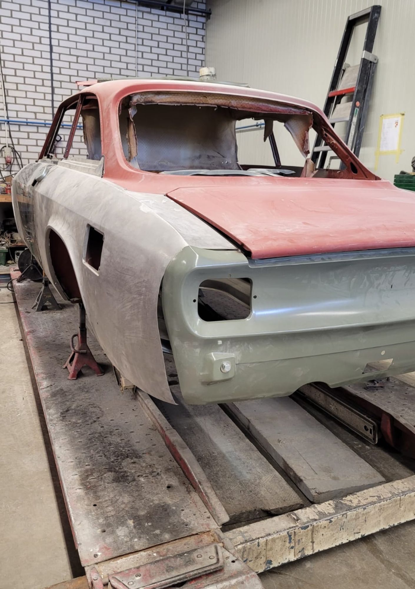 Alfa Romeo Bertone tijdens restauratie in de werkplaats van Vallei Classics