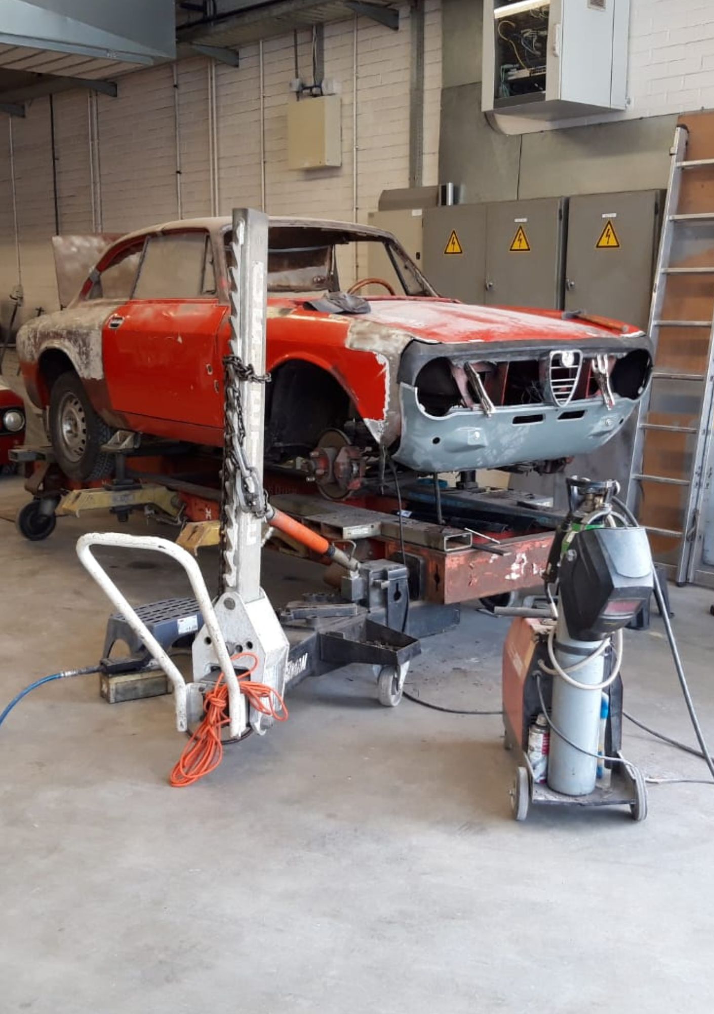 Alfa Romeo Bertone tijdens carrosserierestauratie in de werkplaats van Vallei Classics