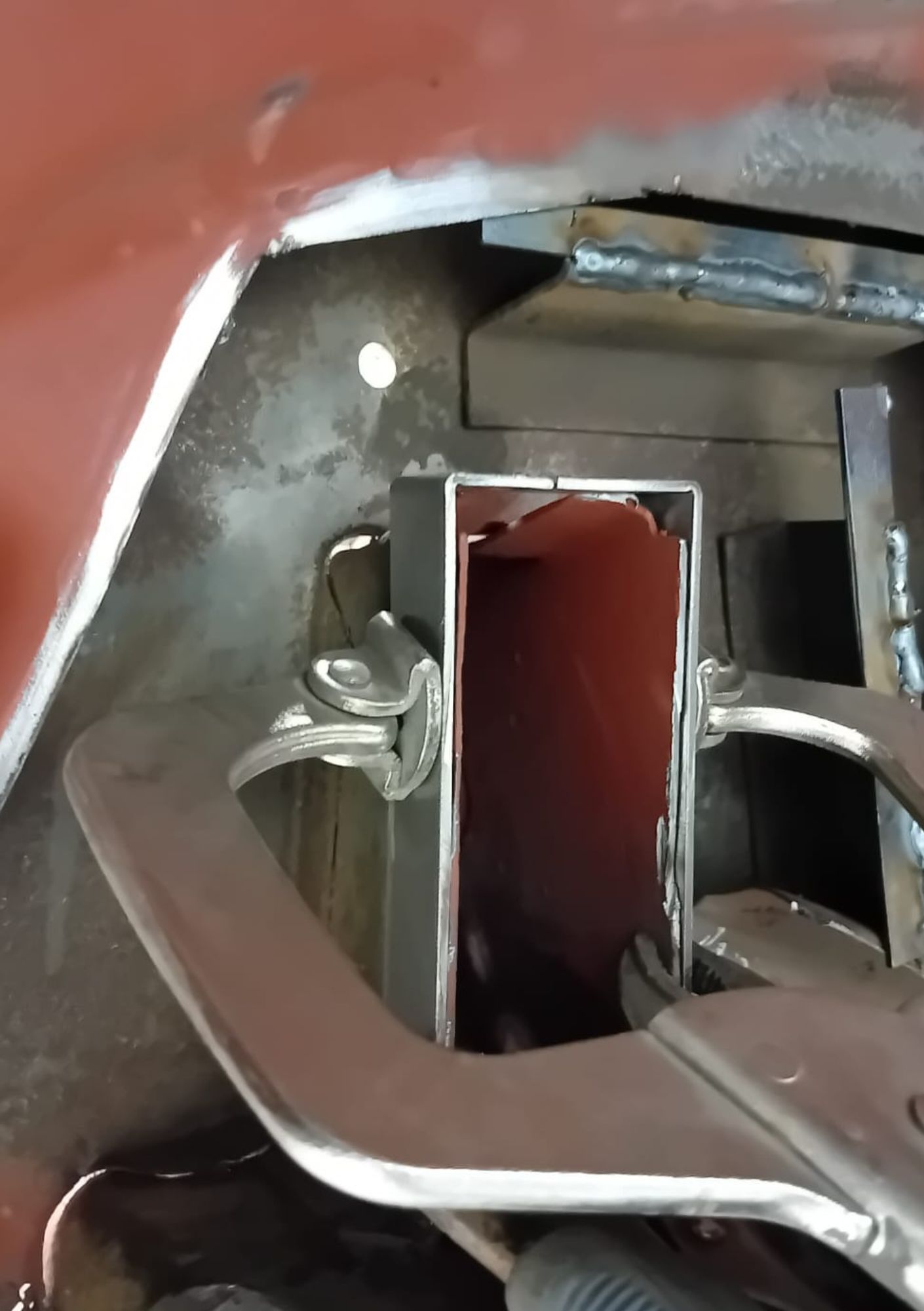 Detail van carrosserieherstel aan een Alfa Romeo Bertone bij Vallei Classics