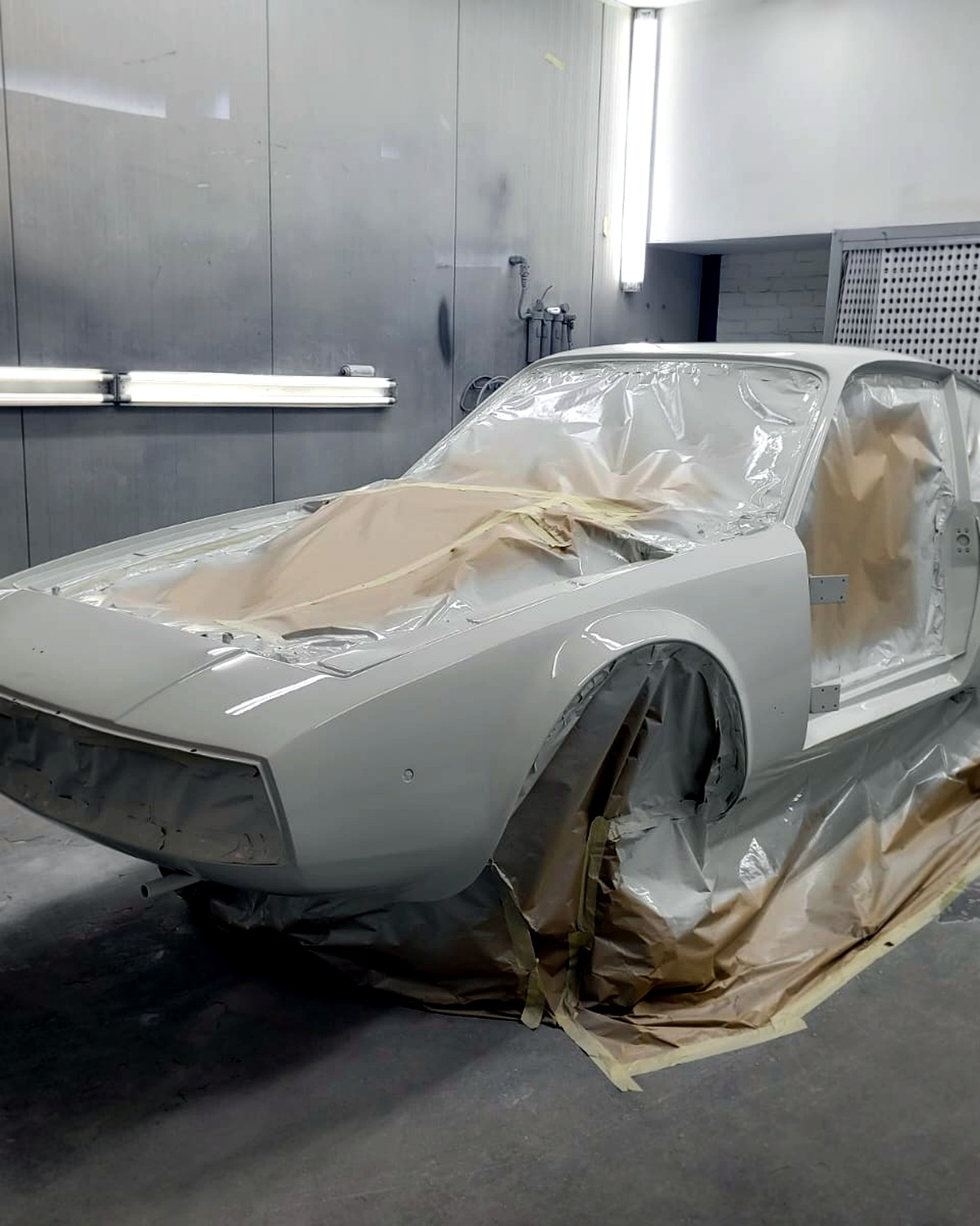 Alfa Romeo 1300 Junior Zagato in epoxyprimer tijdens restauratie bij Vallei Classics Bijschrift: