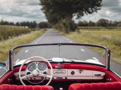 Interieur van Mercedes-Benz 190 SL met rood lederen bekleding