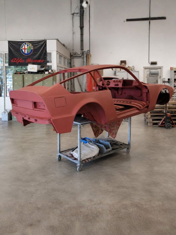 Carrosserie van een Alfa Romeo 1300 Junior Zagato tijdens restauratie bij Vallei Classics